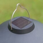 Panneau solaire intégré et hanse en fer de la lampe solaire flamme, offrant une recharge efficace par énergie solaire et une option pratique pour suspension.