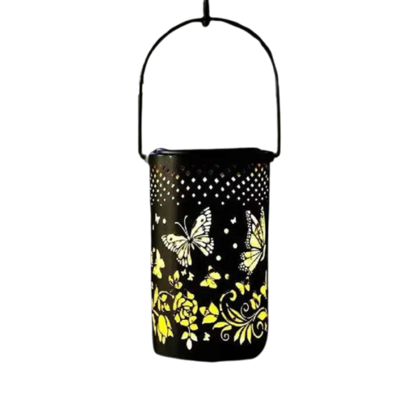 Lanterne noire en métal ajouré avec motifs de papillons et fleurs lumineuses, suspendue par anse