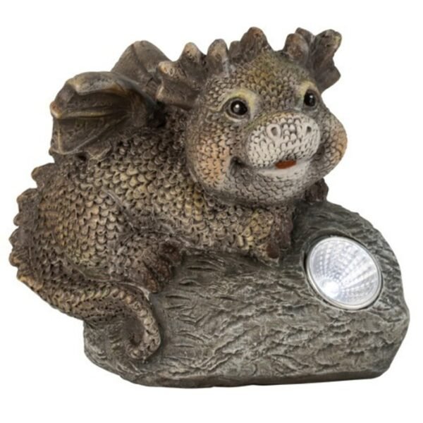 Statue de bébé dragon souriant avec ailes, posé sur une pierre avec lampe solaire LED intégrée.
