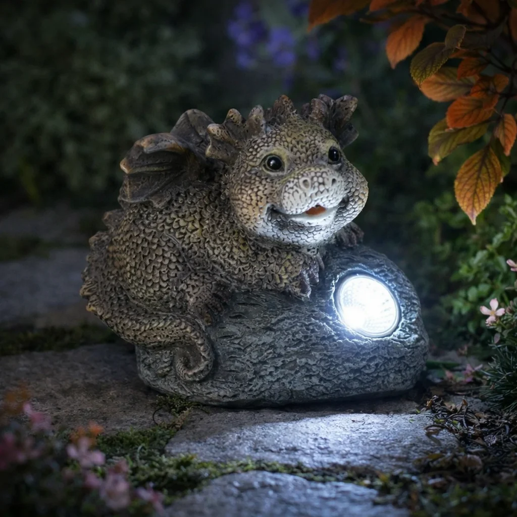 Statue dragon avec lampe solaire LED blanc froid éclairant un jardin la nuit ambiance féérique extérieure