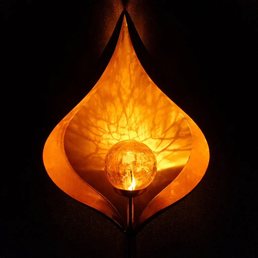 Lampe solaire design avec boule lumineuse projetant des motifs organiques ambiance chaude et artistique