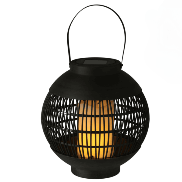 Lanterne solaire noire effet rotin avec lumière LED chaude, design extérieur suspendu, ambiance zen.