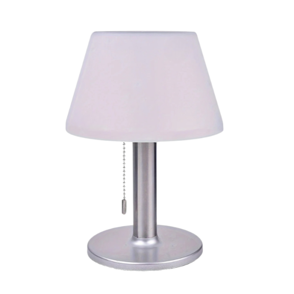 Lampe solaire de table au design moderne, abat-jour blanc, pied métallique et chaînette d’allumage.