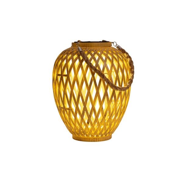 Lanterne imitation bambou tressé allumée, forme arrondie avec anse en corde naturelle