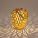 Lanterne LED imitation bambou tressé allumée, effet d’ombre décoratif sur le sol, anse en corde