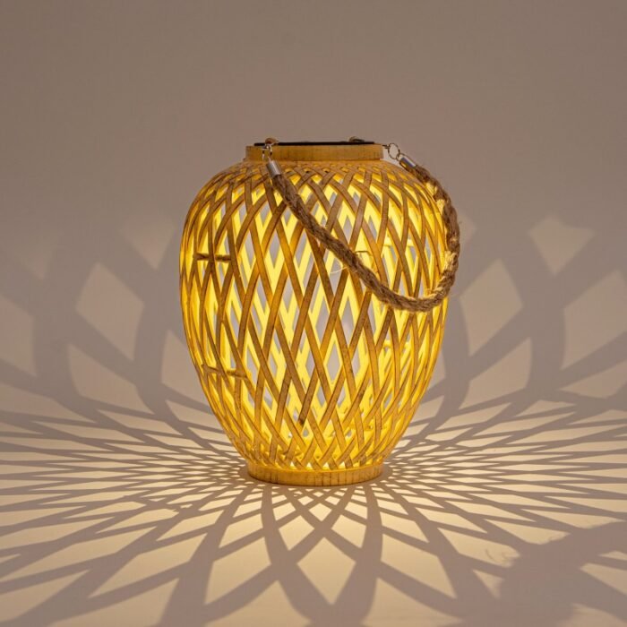 Lanterne LED imitation bambou tressé allumée, effet d’ombre décoratif sur le sol, anse en corde