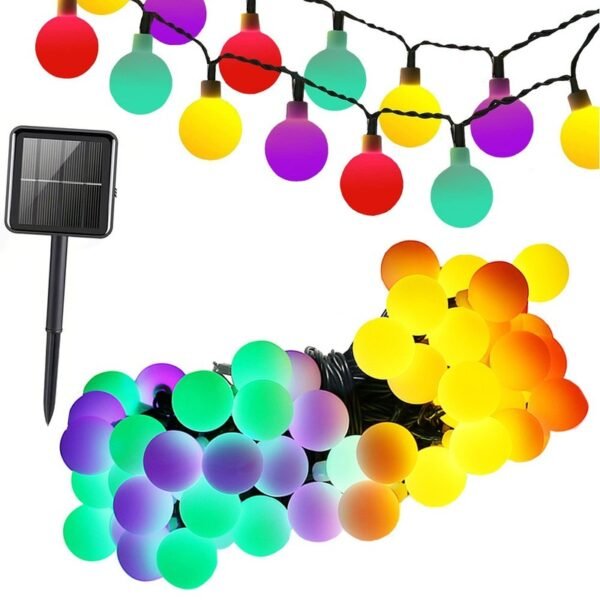 Guirlande LED solaire multicolore à boules, idéale pour déco extérieure festive, jardin ou terrasse, ambiance chaleureuse.