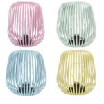 Lampes design en métal pastel rose, vert, bleu et jaune, style cage avec ampoule visible, déco moderne.