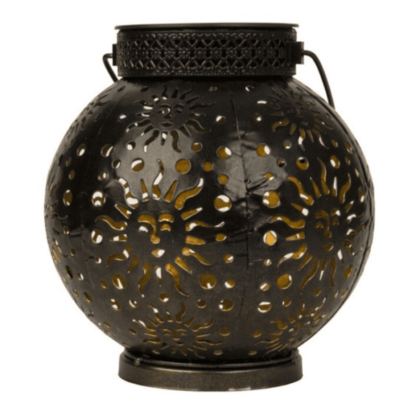 Lanterne métal noire ajourée motif soleil, forme sphérique, ambiance lumineuse chaleureuse.