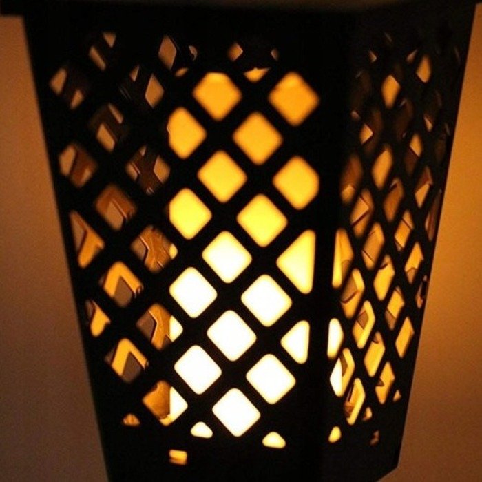 Lueur solaire LED effet flamme, lanterne noire décorative sur piquet pour éclairage extérieur jardin.