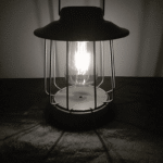 Lanterne solaire vintage allumée dans l'obscurité avec ampoule LED filament – ambiance chaleureuse pour extérieur