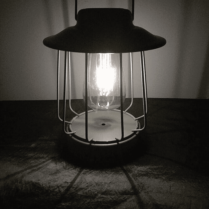 Lanterne solaire vintage allumée dans l'obscurité avec ampoule LED filament – ambiance chaleureuse pour extérieur