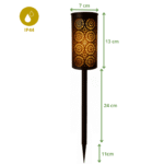 Lampe solaire de jardin LED avec effet flamme vacillante, en plastique noir ajouré. Dimensions : hauteur totale 48 cm (13 cm pour la lanterne, 24 cm pour le pied, 11 cm pour le piquet). Diamètre de 7 cm. Indice de protection IP44 contre les projections d’eau.