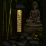 Lampe solaire LED à bulles 23 cm éclairant un jardin zen avec bambou, galets et statue de Bouddha