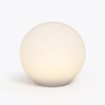Boule lumineuse solaire LED blanche de 25 cm à poser, design sphérique moderne sur fond blanc
