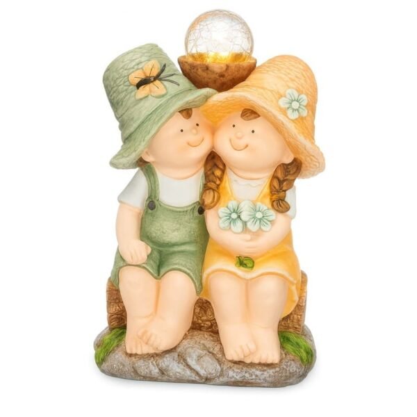 Statue solaire de jardin décorative – Couple Garçon & Fille assis, chapeaux colorés, globe lumineux LED blanc chaud au sommet