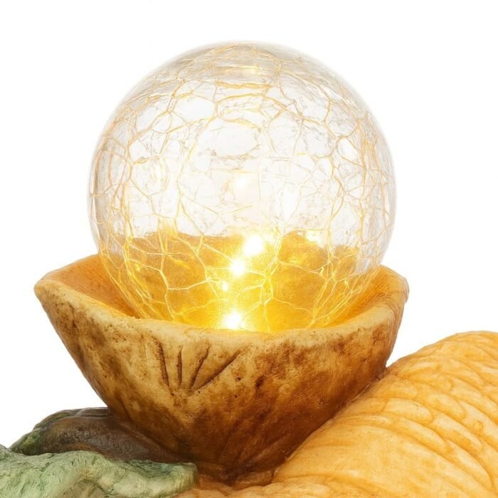 Gros plan sur le globe lumineux solaire en verre craquelé, diffusant une douce lumière LED blanc chaud