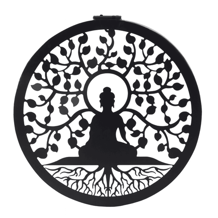"Décoration murale circulaire en métal noir, silhouette de Bouddha méditant sous l’arbre de la Bodhi, style ajouré moderne."
