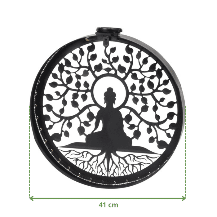 "Vue arrière déco murale ronde en métal noir représentant Bouddha en méditation sous l’arbre de la Bodhi, éclairage tamisé créant une ambiance zen."
