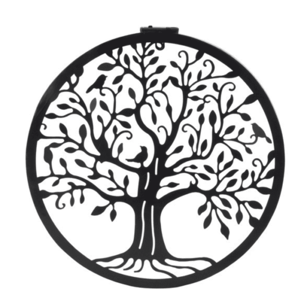 Décoration murale solaire en métal noir représentant l’arbre de vie, design ajouré circulaire.
