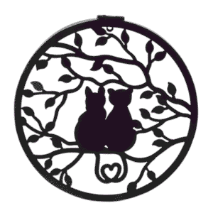 Décoration murale solaire en métal noir représentant deux chats assis sur une branche, design ajouré circulaire.