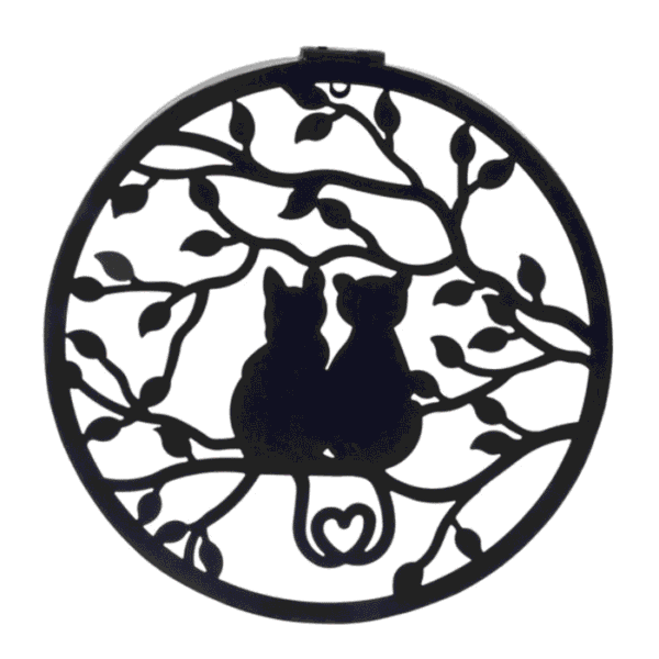 Décoration murale solaire en métal noir représentant deux chats assis sur une branche, design ajouré circulaire.