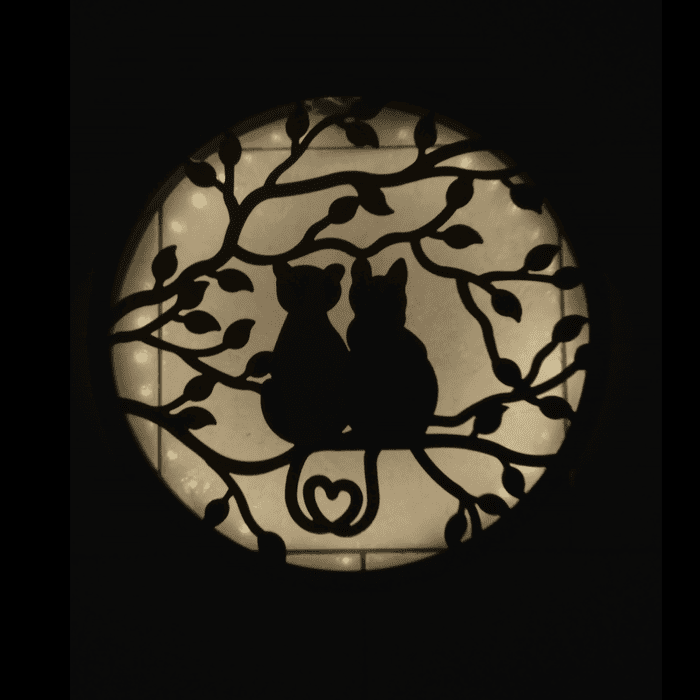Lampe murale solaire décorative avec deux chats, éclairage LED blanc chaud créant une ambiance romantique et chaleureuse.