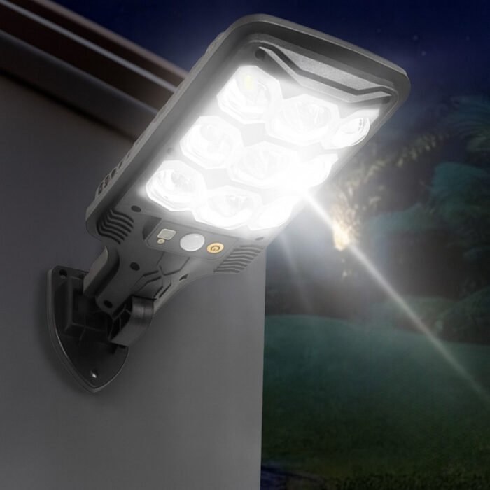 Lampe solaire LED murale allumée de nuit, éclairant un jardin