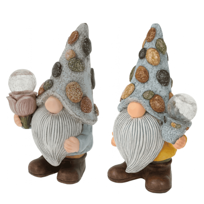 Deux nains de jardin solaire décoratifs avec barbe blanche et chapeau gris orné de galets colorés, chacun tenant une boule lumineuse, présentés sur fond blanc.