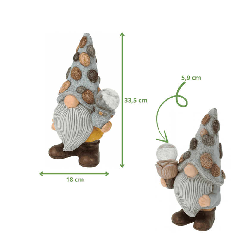 Nain de jardin solaire décoratif avec barbe blanche et chapeau gris orné de galets, boule lumineuse effet cristal, dimensions 33,5 cm de hauteur et 18 cm de largeur, diamètre de la boule : 5,9 cm.