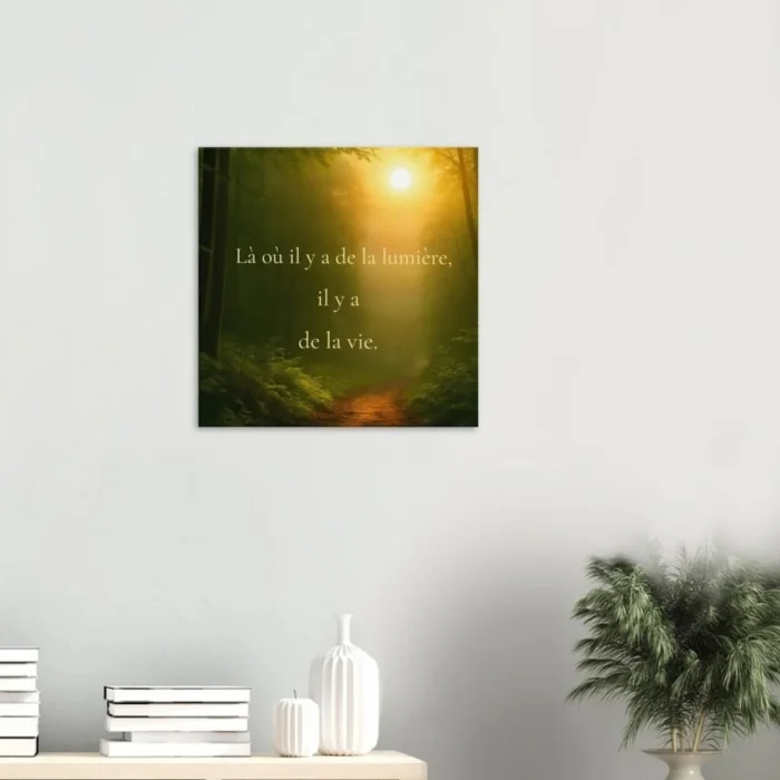 Toile murale forêt ensoleillée avec citation inspirante Là où il y a de la lumière il y a de la vie – décoration murale salon épuré