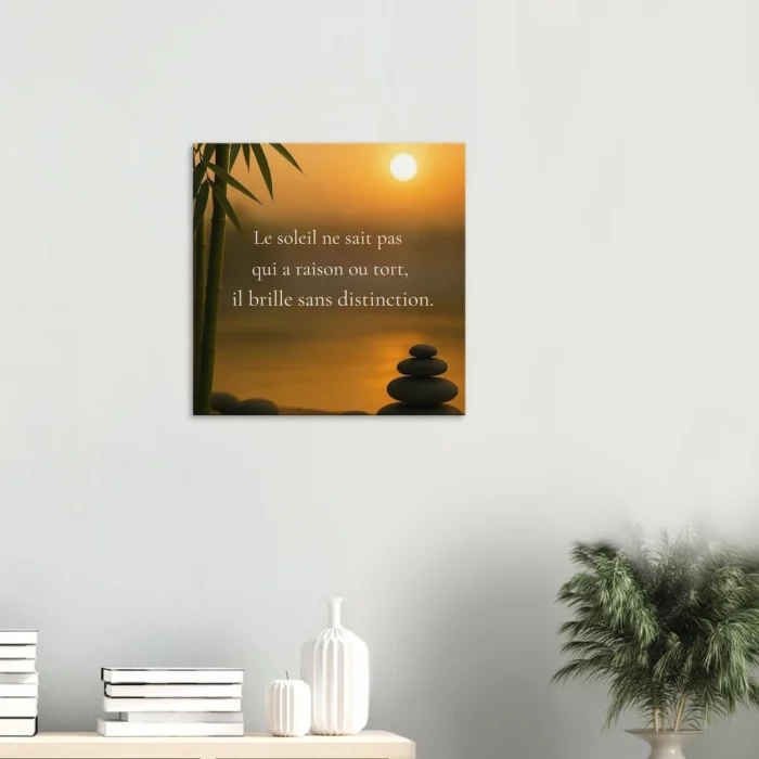 Toile murale zen avec citation japonaise dans un salon épuré – décoration murale lumineuse et apaisante style minimaliste