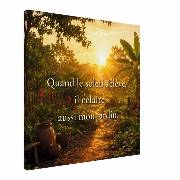 Toile murale paysage lumineux avec citation « Quand le soleil s’élève, il éclaire aussi mon jardin » — décoration murale nature apaisante et chaleureuse