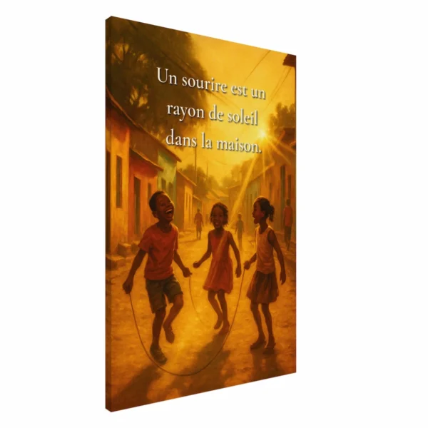 "Toile murale illustrant des enfants jouant à la corde à sauter sous une lumière dorée — citation « Un sourire est un rayon de soleil dans la maison » — Proverbe africain | Solaire Universel"