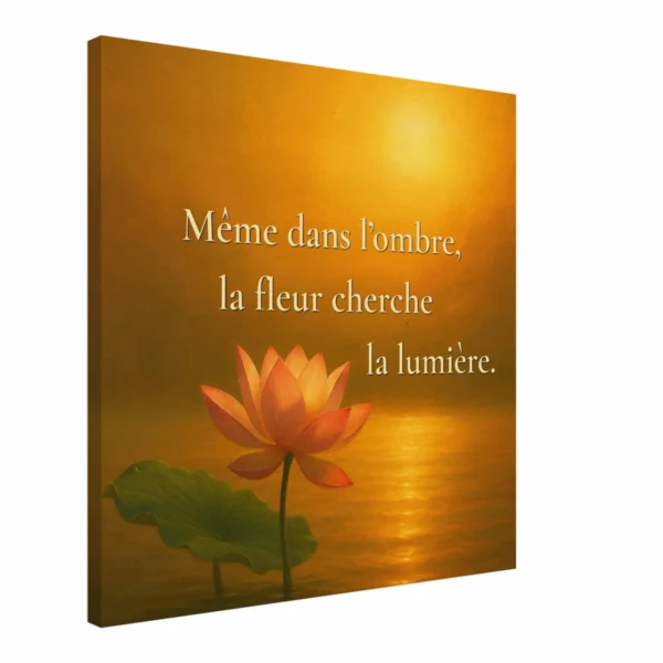 Toile citation lumineuse Même dans l’ombre, la fleur cherche la lumière vue en angle