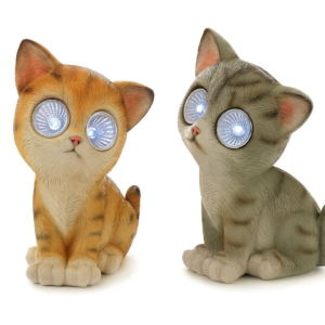 Deux figurines de chat solaires posées sur un fond blanc, avec de grands yeux LED lumineux