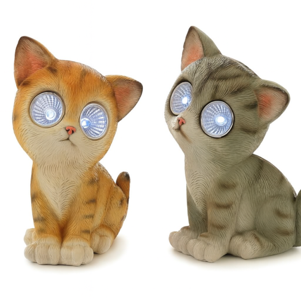 Deux figurines de chat solaires posées sur un fond blanc, avec de grands yeux LED lumineux
