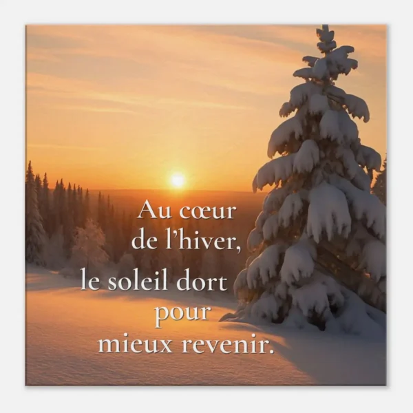 Déco murale Au cœur de l’hiver, le soleil dort pour mieux revenir vue de face avec sapin enneigé et lumière dorée