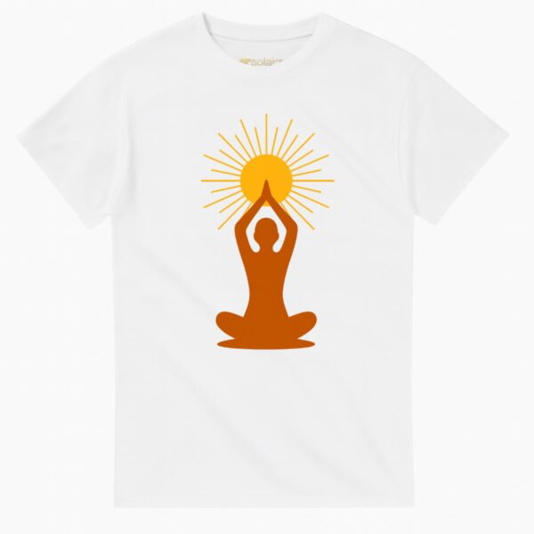 T-shirt blanc avec motif silhouette méditative face à un soleil