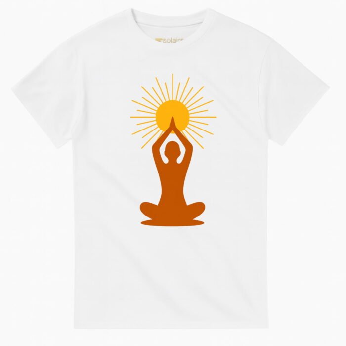 T-shirt blanc avec motif silhouette méditative face à un soleil