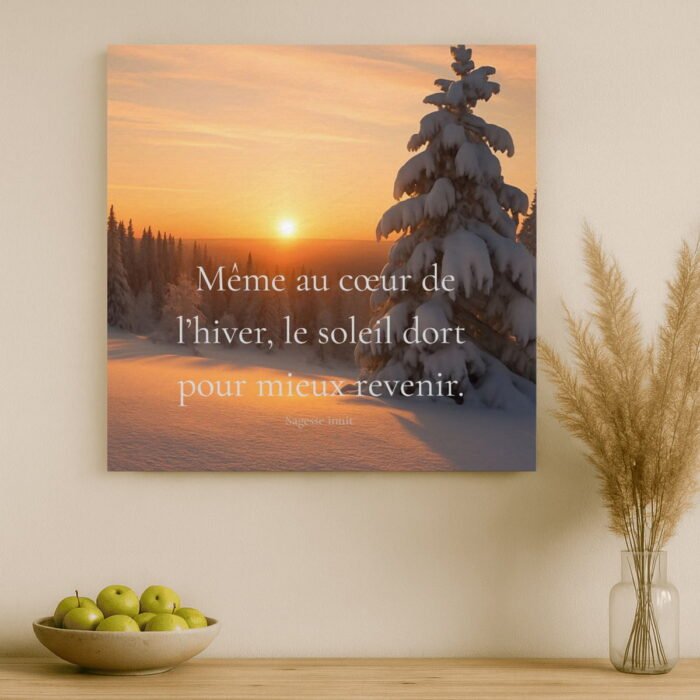 Toile murale décorative représentant un paysage d’hiver nordique avec un lever de soleil, citation de sagesse inuit sur la lumière et le renouveau, décoration murale poétique et apaisante.