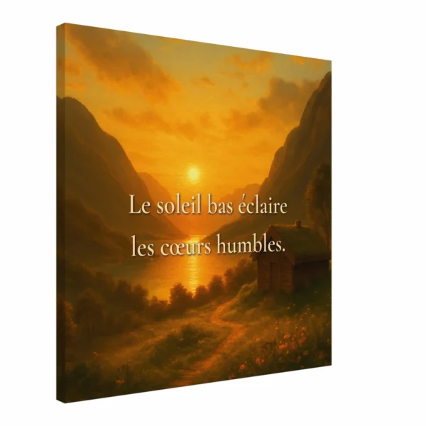 "Toile murale Le soleil bas éclaire les cœurs humbles vue en angle avec paysage chaleureux, vallée entre montagnes, lac lumineux et cottage au coucher du soleil"