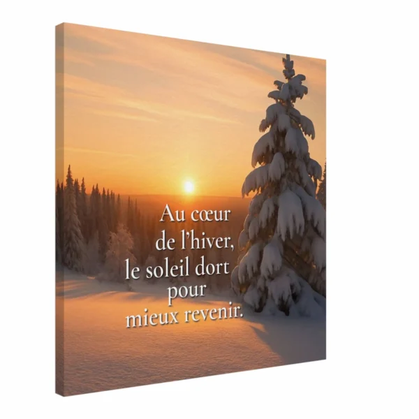 "Toile murale « Au cœur de l’hiver, le soleil dort pour mieux revenir » avec paysage enneigé au lever du soleil"