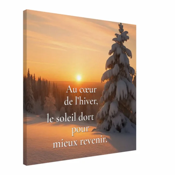 Toile murale Au cœur de l’hiver, le soleil dort pour mieux revenir vue en angle avec paysage enneigé au coucher du soleil