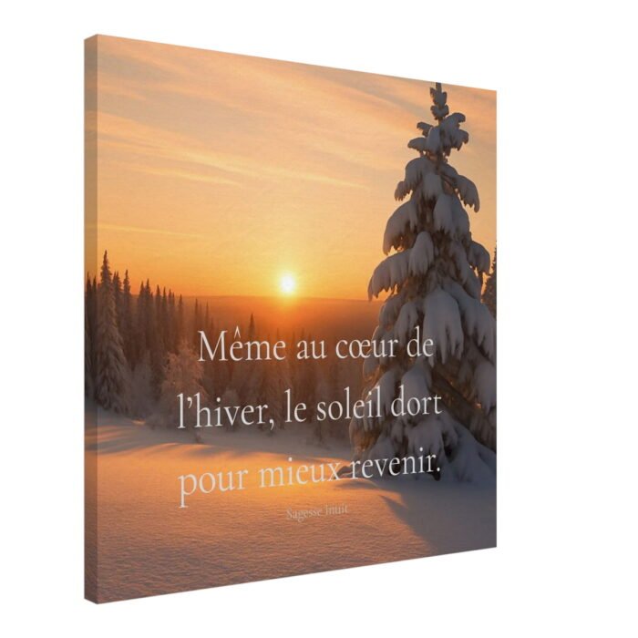 Toile murale avec citation “Même au cœur de l’hiver, le soleil dort pour mieux revenir”, illustration d’un paysage enneigé au lever du soleil, art mural inspirant et lumineux.