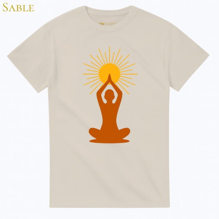 T-shirt couleur sable avec illustration silhouette méditative et soleil rayonnant – Solaire Universel Création