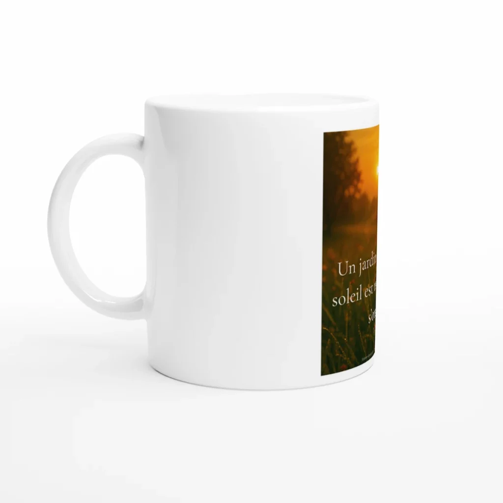 alt="Mug Solaire Universel en céramique blanche, vue de côté avec anse, illustration nature et message poétique sur la lumière et l’ouverture du cœur"
