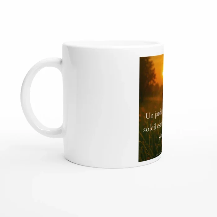 alt="Mug Solaire Universel en céramique blanche, vue de côté avec anse, illustration nature et message poétique sur la lumière et l’ouverture du cœur"