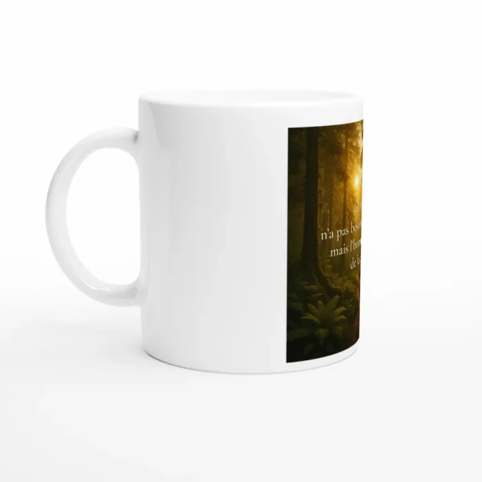 "Mug La nature n’a pas besoin de l’homme, mais l’homme a besoin de la nature vue latérale gauche avec forêt profonde, lumière dorée et sentier naturel"