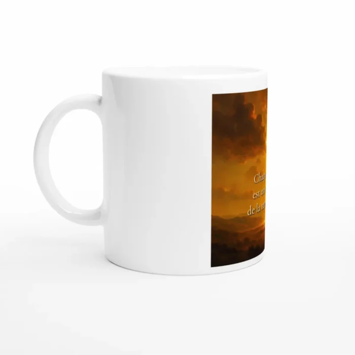 Mug décoratif avec citation inspirante sur fond de ciel lumineux et vallée dorée, vue arrière avec anse visible